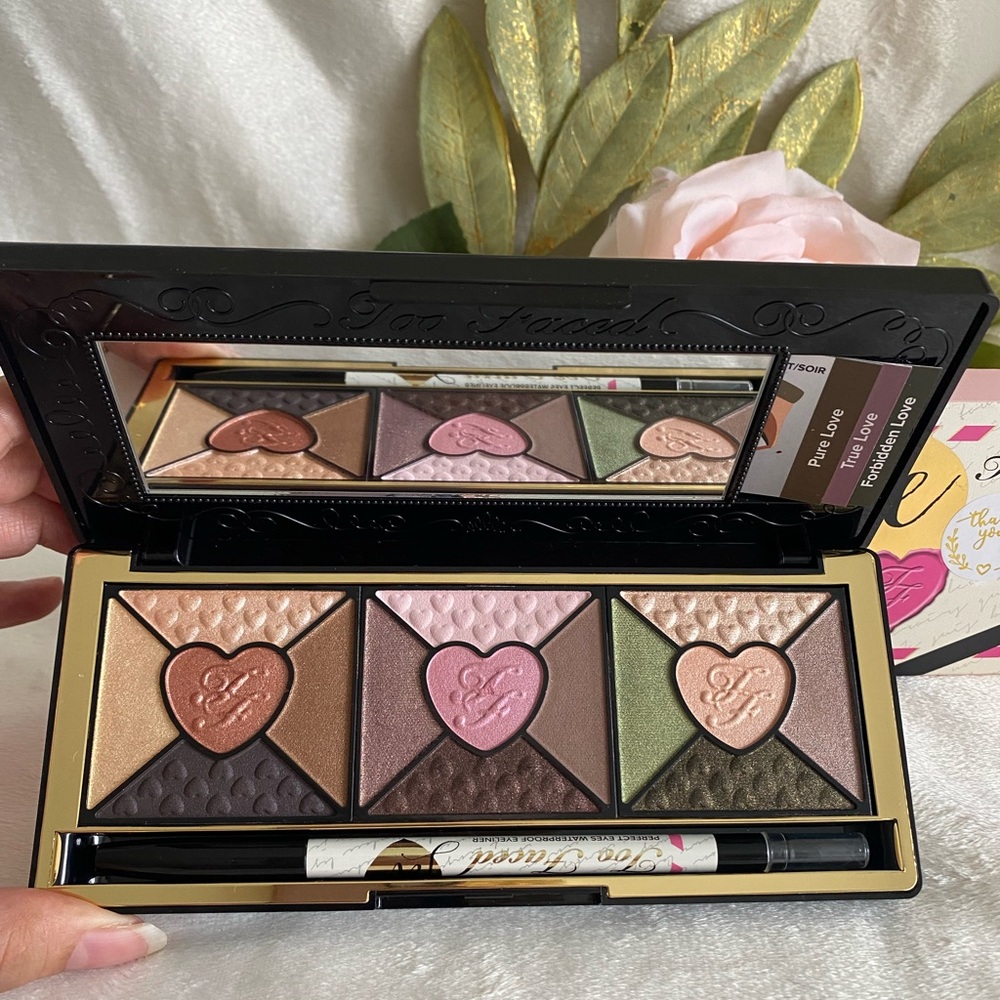 Too Faced - LOVE - Passionately Pretty Eye Shadow Collection Palette